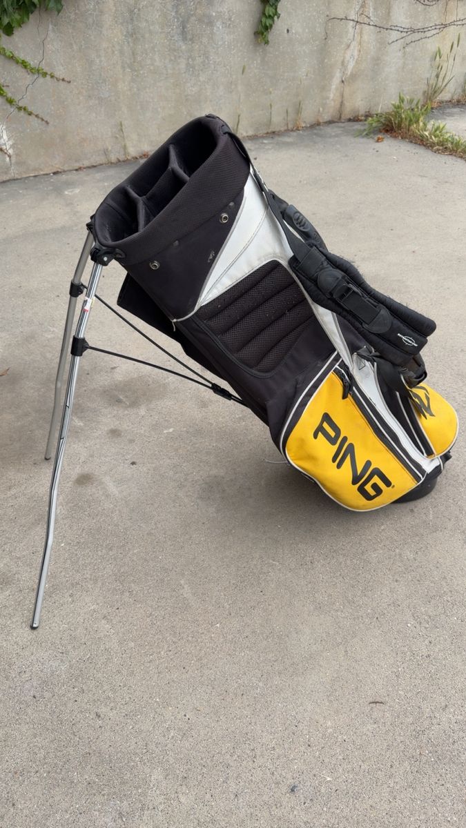 PING LIKE NEW GOLF BAG WITH STAND ️