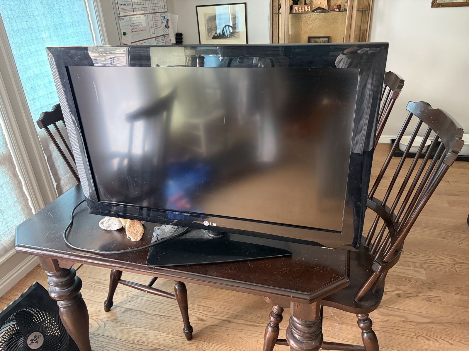 LG Flat Screen 18 X 32 