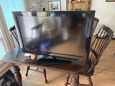 LG Flat Screen 18 X 32