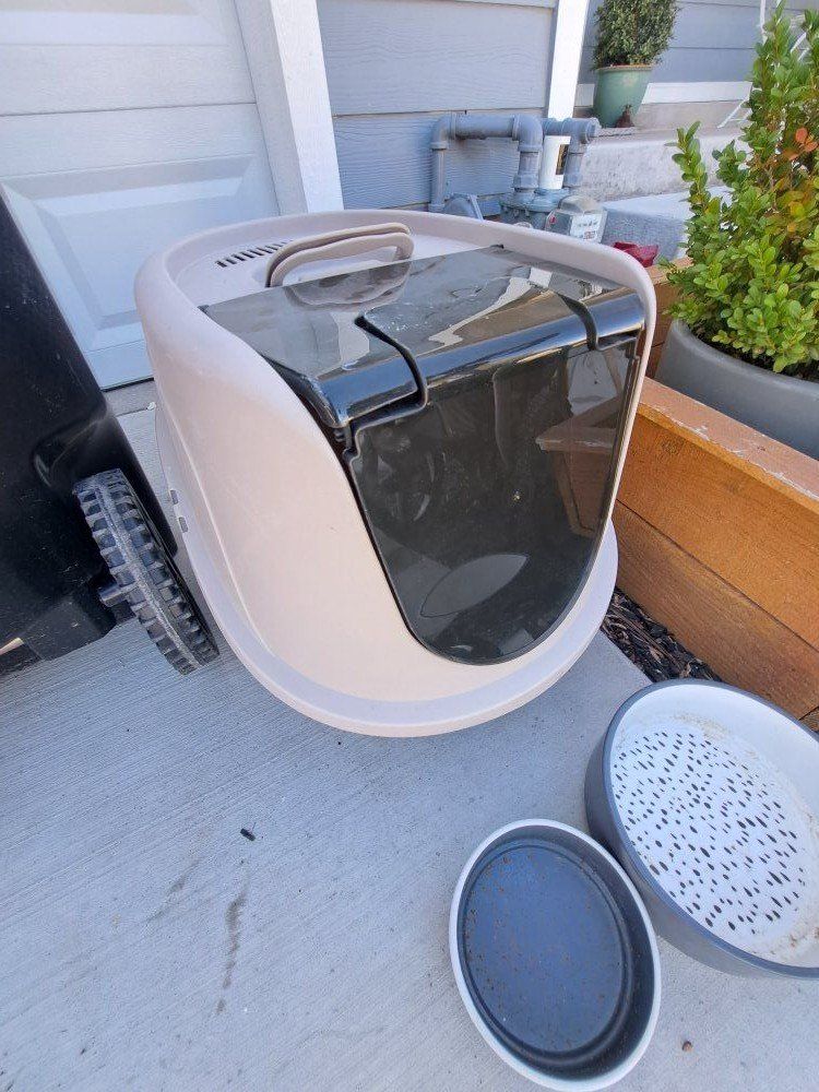 large litter box.   and 2 pet dishes