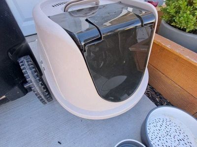 large litter box. and 2 pet dishes