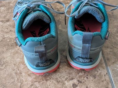 Wmns waterproof Altra Lone Peak Sz 9