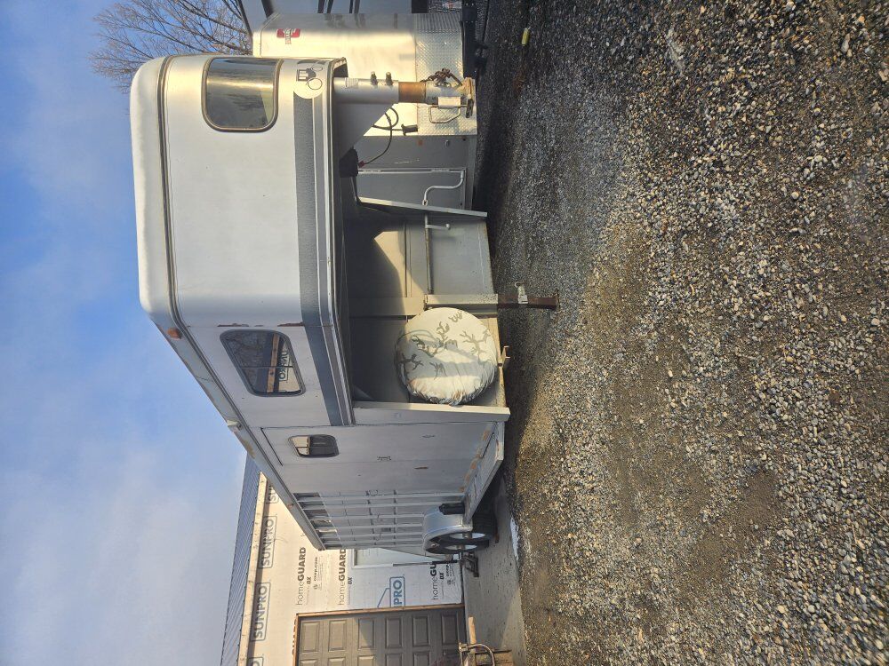97 Logan Coach 4 place horse trailer