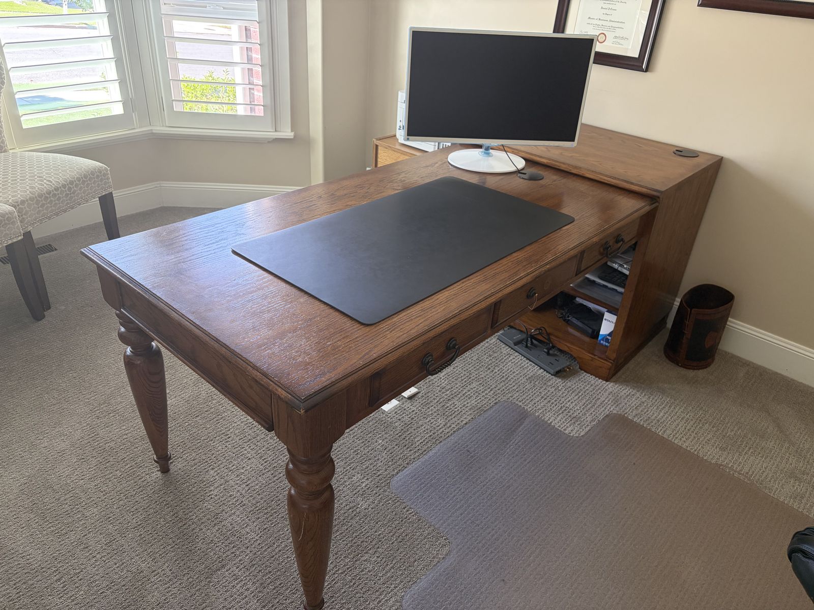Large Traditional Wood Executive Desk with Hutch – Excellent Condition