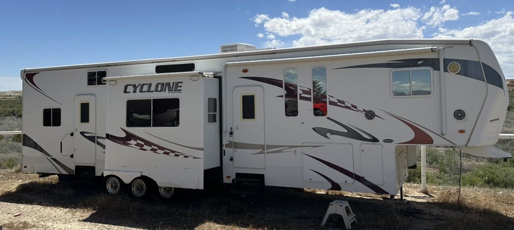 2009 Heartland Cycolne 3912 Toy Hauler
