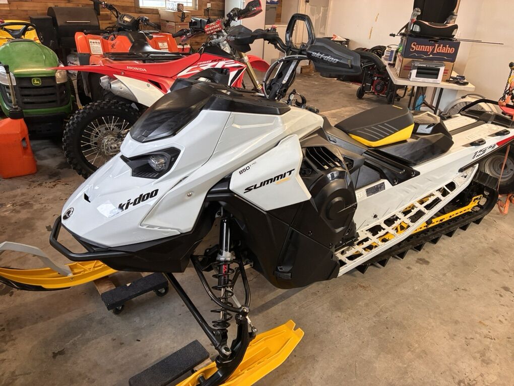 2023 Ski Doo 850 Edge, 154 Track, 3 Paddle