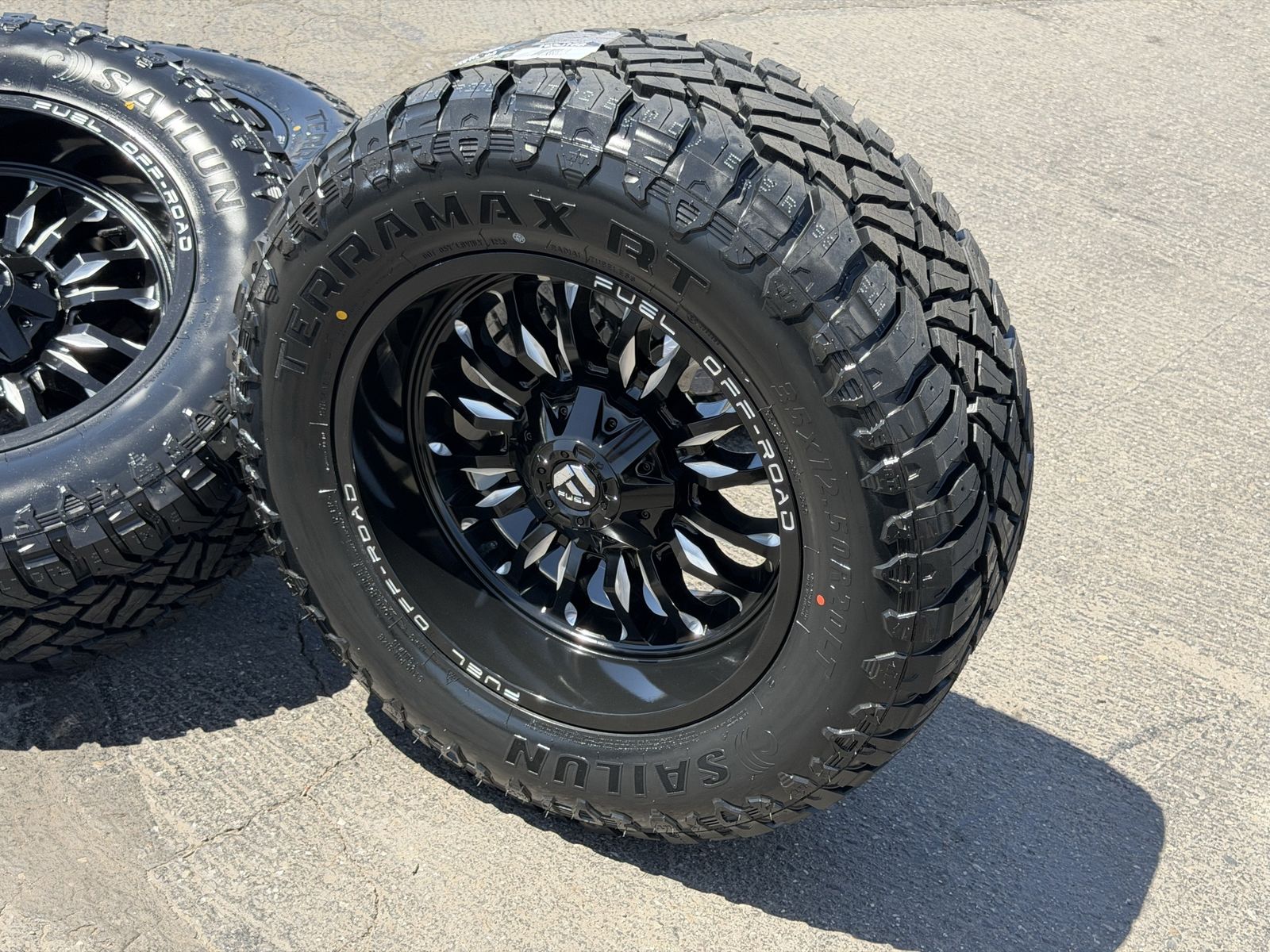 20” Fuel Arc 20x10 8 Lug 8x170 35” Sailun R/T 35x12.50R20 Ford F250 F350 Superduty
