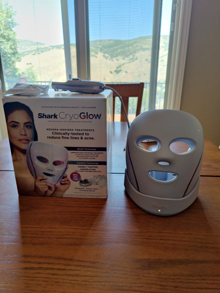 Shark CryoGlow LED Facial Mask FW332COPL with Under-Eye Cooling & Remote