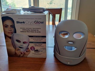 Shark CryoGlow LED Facial Mask FW332COPL with Under-Eye Cooling & Remote
