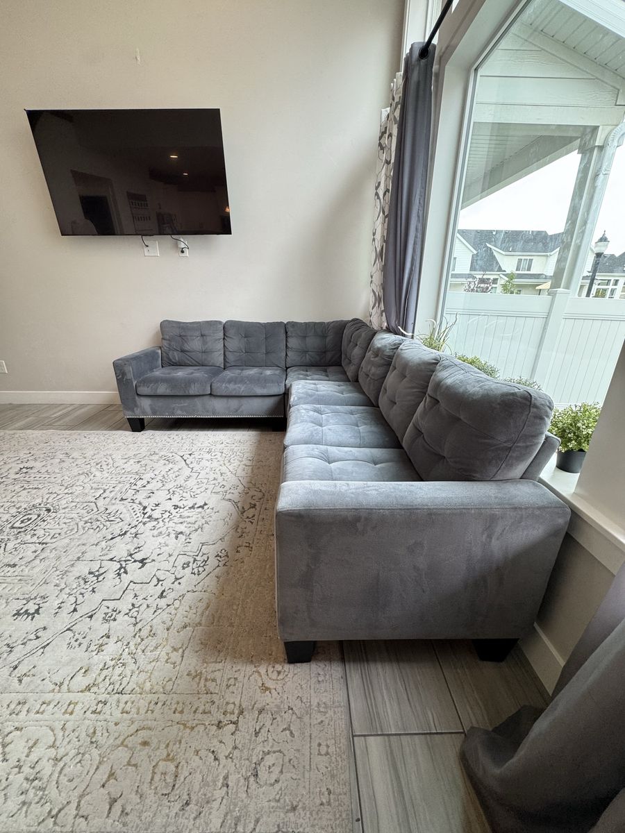 Modern Gray Velvet Sectional Sofa with Tufted Cushions