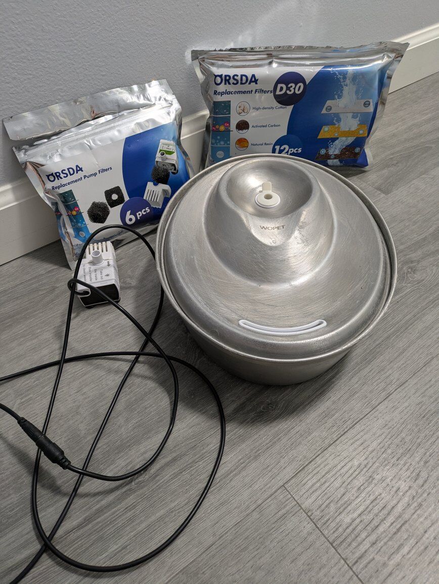 Small pet water fountain