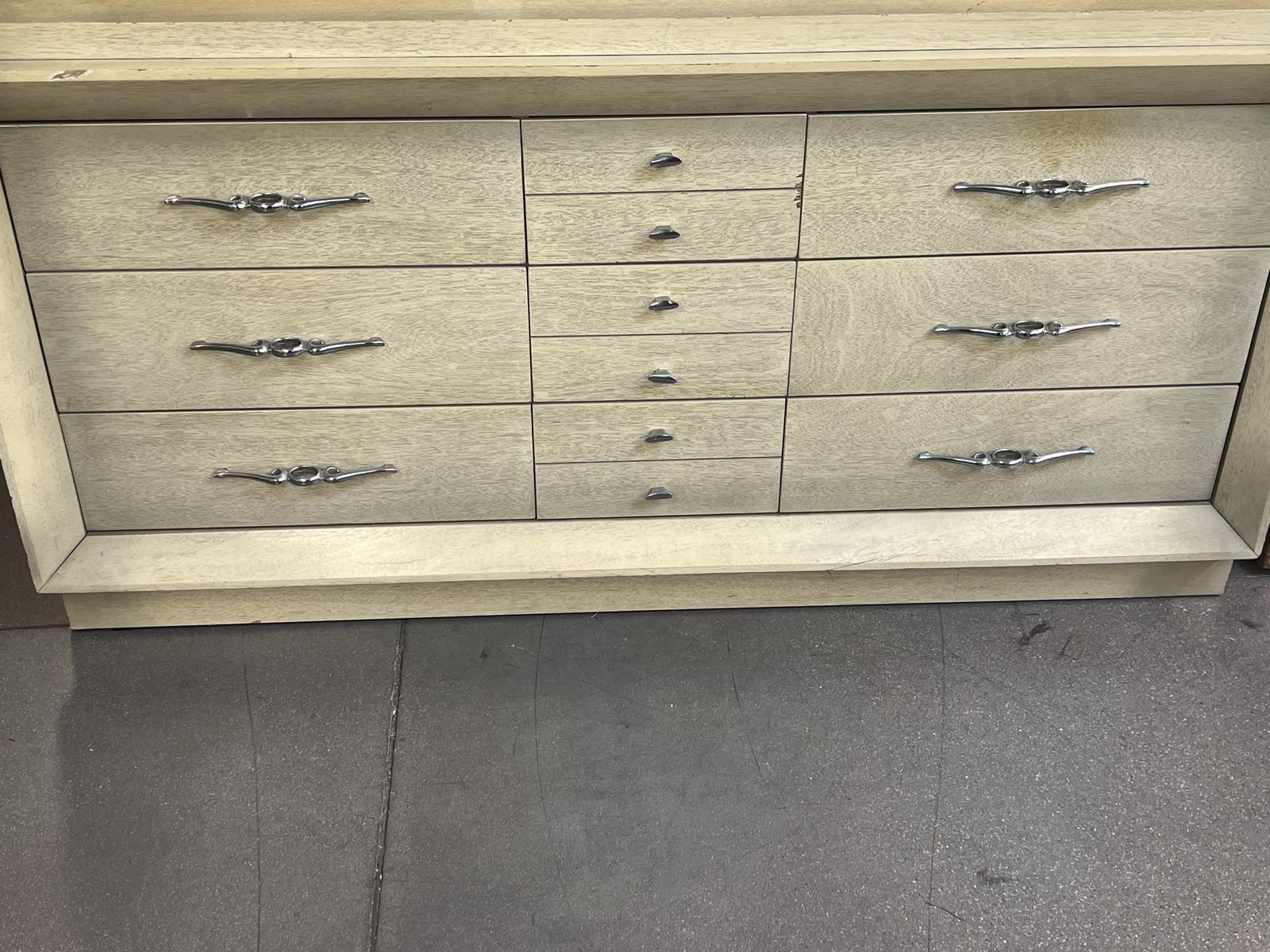 Rare Vintage 1950’s MCM United Furniture 9-Drawer Atomic Dresser -Blonde Mahogany