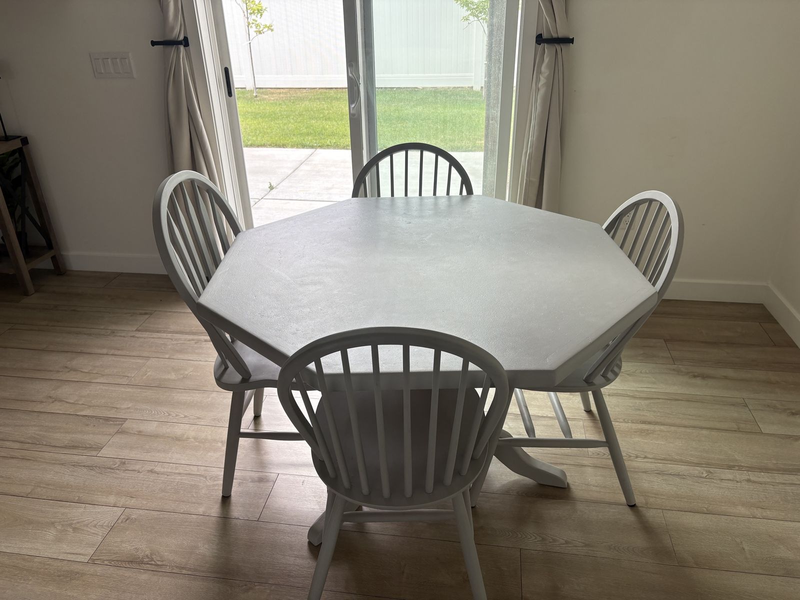 Circle table with 4 chairs