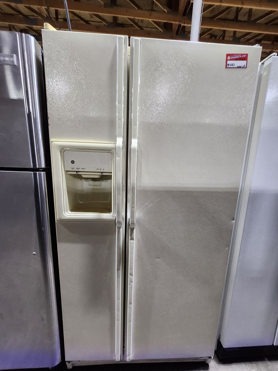 GREAT GARAGE SIDE BY SIDE GE FRIDGE! W-WARRANTY