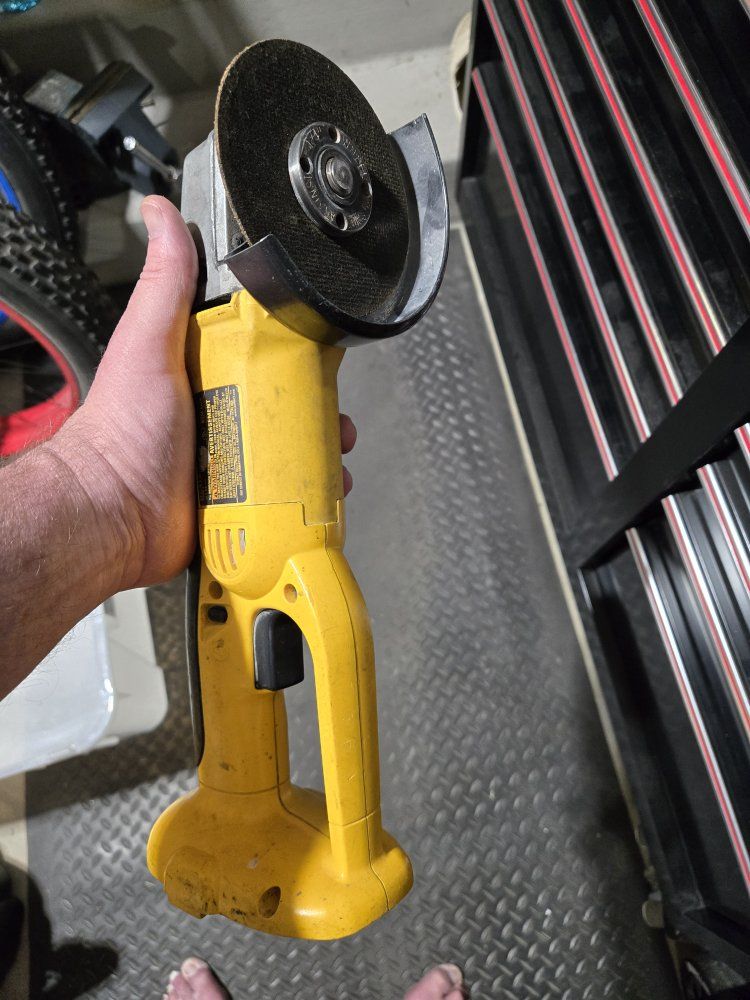 DEWALT 18VOLT XRP GRINDER/CUT OFF TOOL WITH BATTERY AND CHARGER
