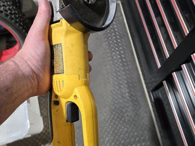 DEWALT 18VOLT XRP GRINDER/CUT OFF TOOL WITH BATTERY AND CHARGER