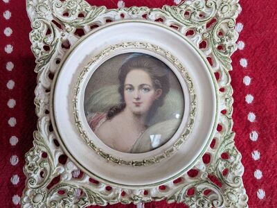 Convex glass Victorian lady cameo