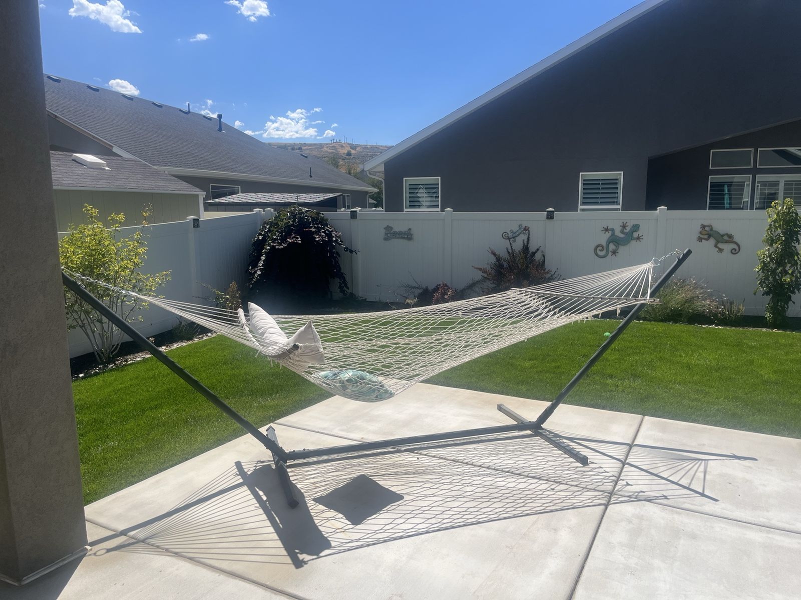 Hammock with Stand - White Woven Rope Hammock and Black Metal Frame