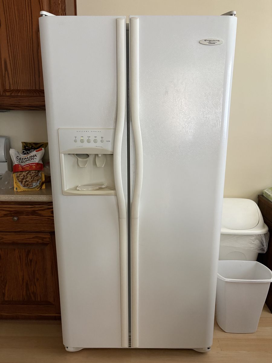 Frigidaire 22.6 cu ft Refrigerator/Freezer