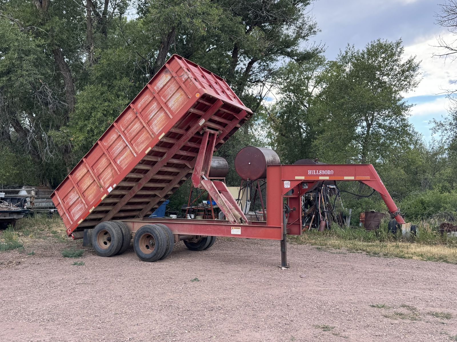 Tandem dual dump trailer