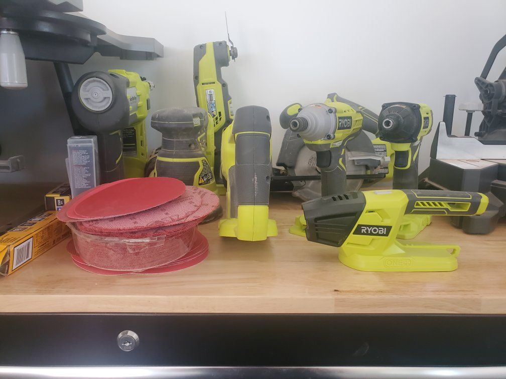 Ryobi One+ 18V AirStrike 18-Gauge, Impact Driver, Drill & Flashlight Tool Set, bras nailer
