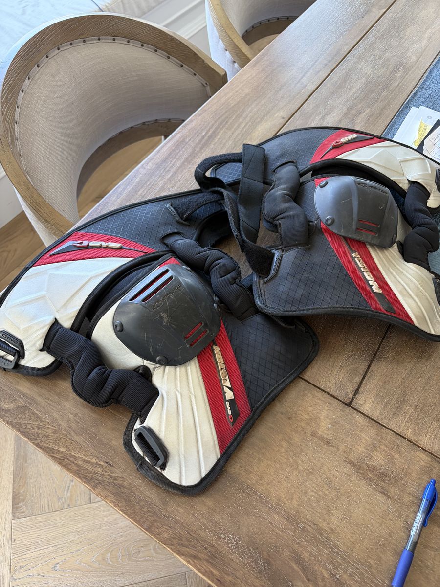 Knee braces knee guards 