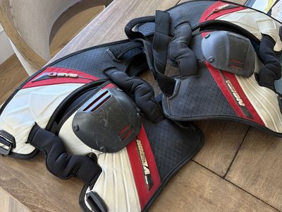 Knee braces knee guards