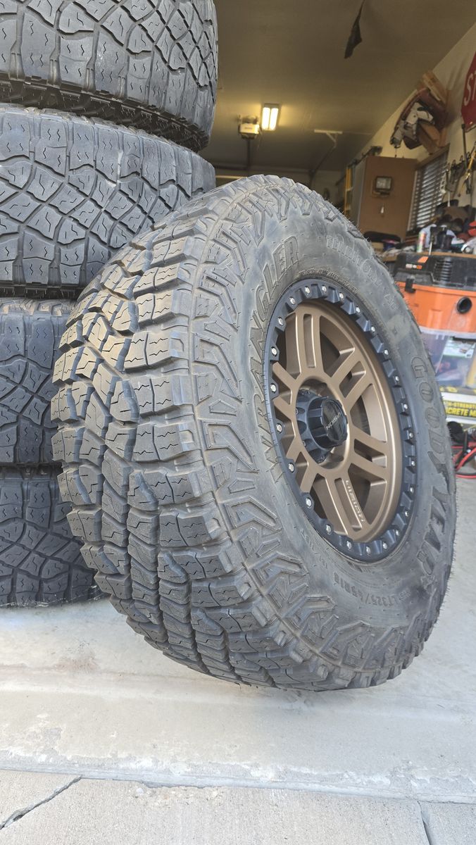 Set of 5 - 6x5.5 325/65R18