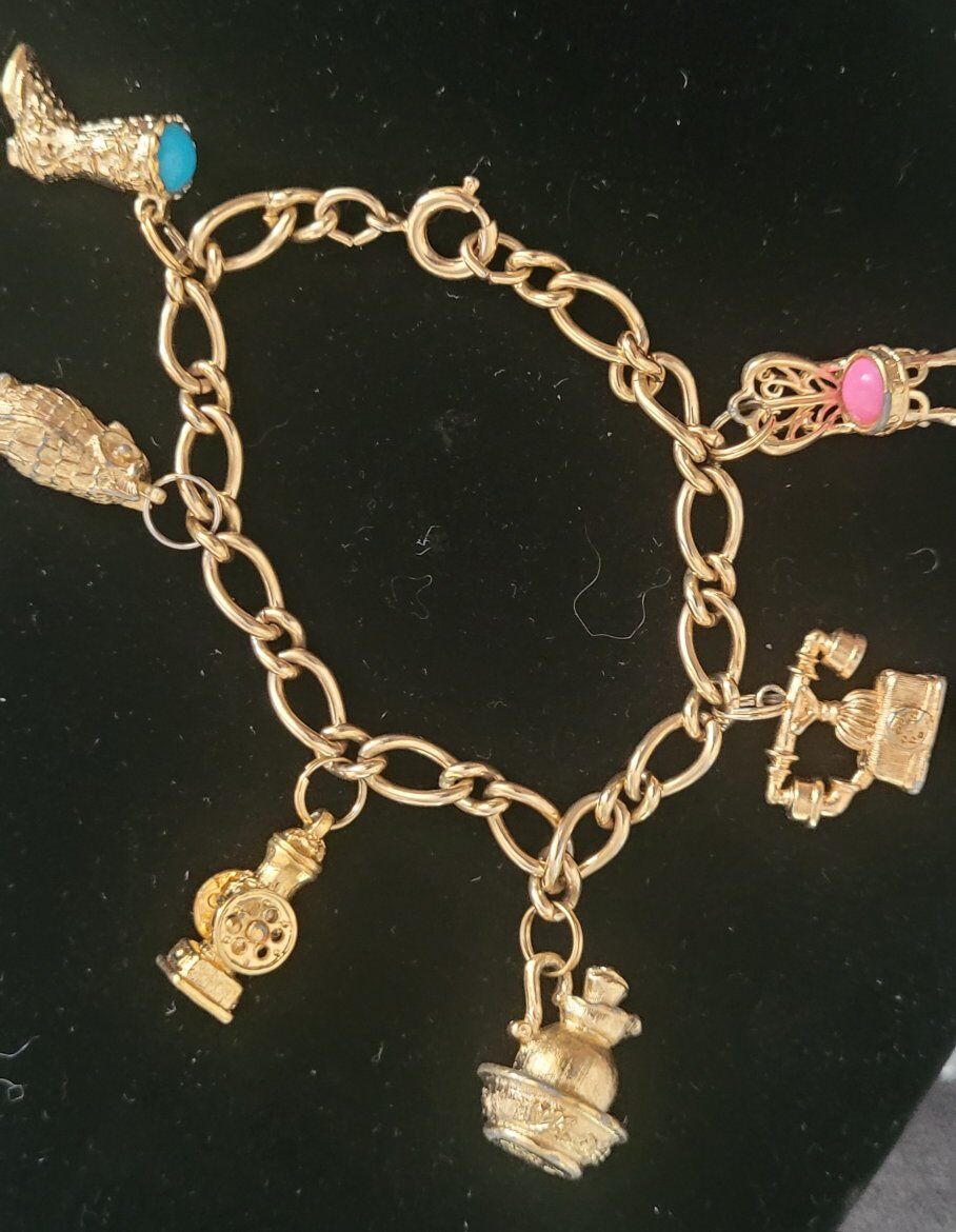 Adorable vintage Avon gold tone charm bracelet wit