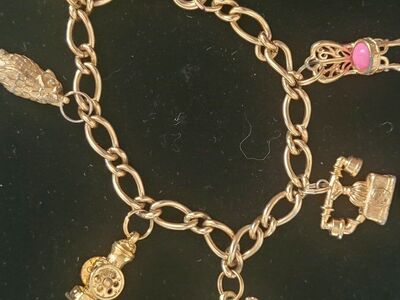 Adorable vintage Avon gold tone charm bracelet wit