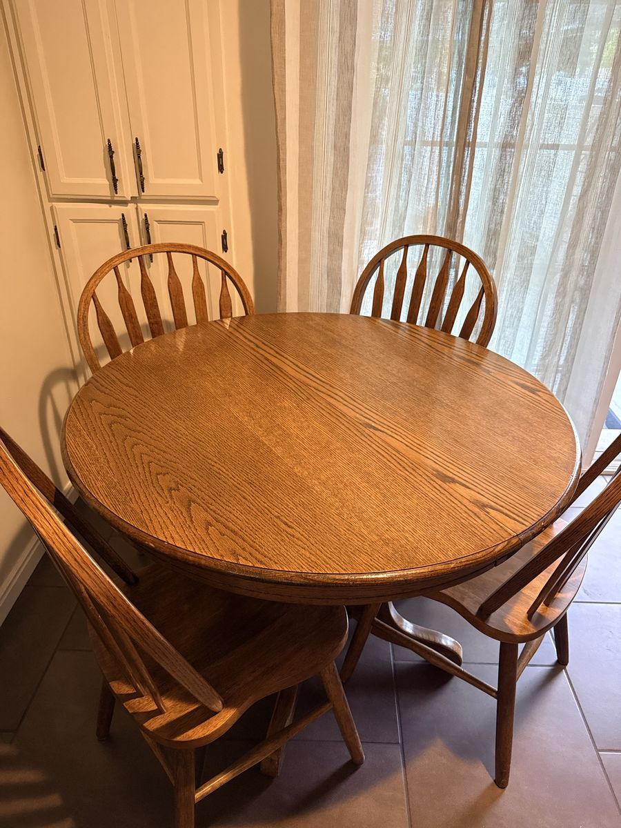 Kitchen table w/ 4 chairs and a leaf