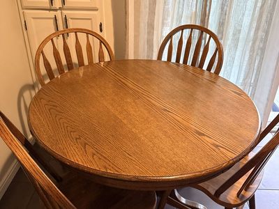 Kitchen table w/ 4 chairs and a leaf