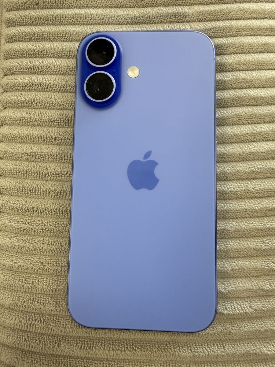 Like New Unlocked Ultramarine 128 GB iPhone 16