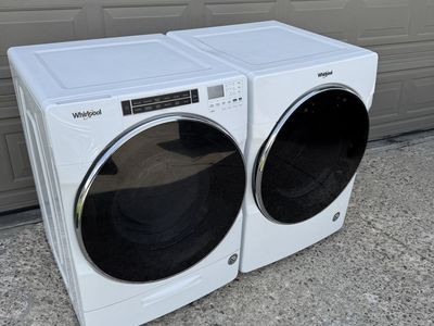 WiFi Whirlpool washer and dryer with touchscreen features