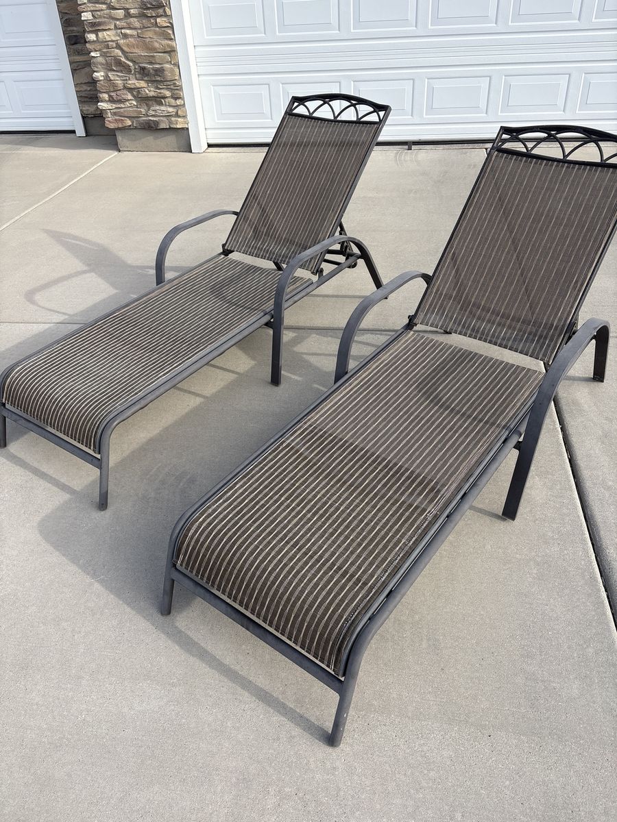 2 sun tanning summer lounge chairs