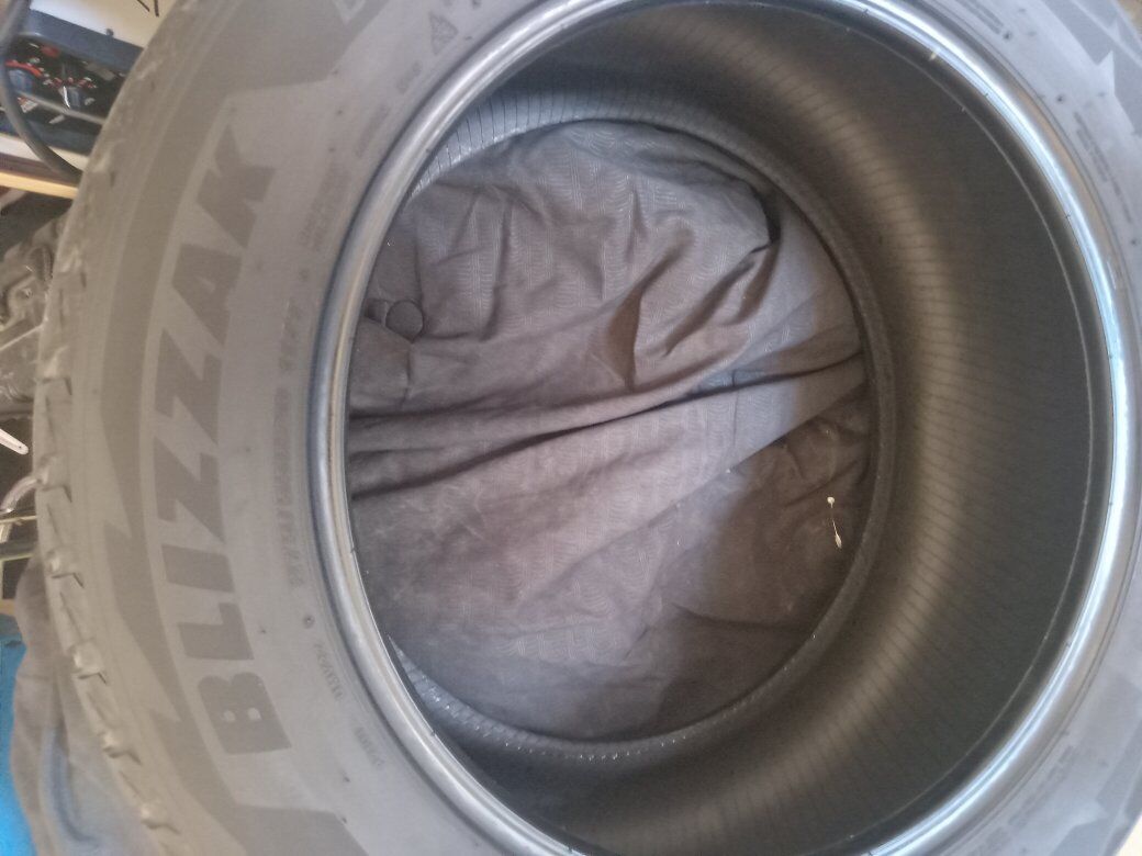 Bridgestone Blizzak DM-V2 snow Tires