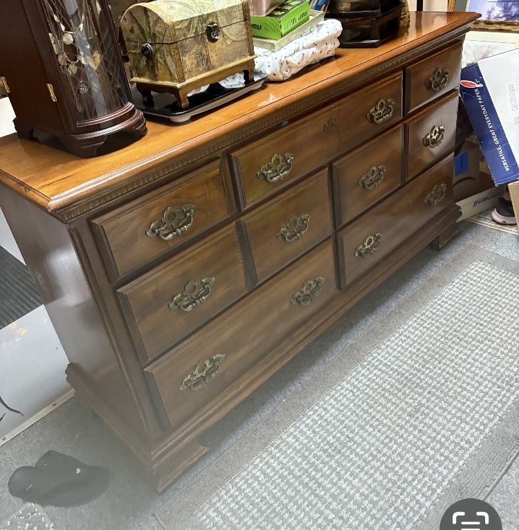 Traditional Solid Oak Wood Bedroom Set with Dresser, Nightstand, Bed Frame, and Mirror