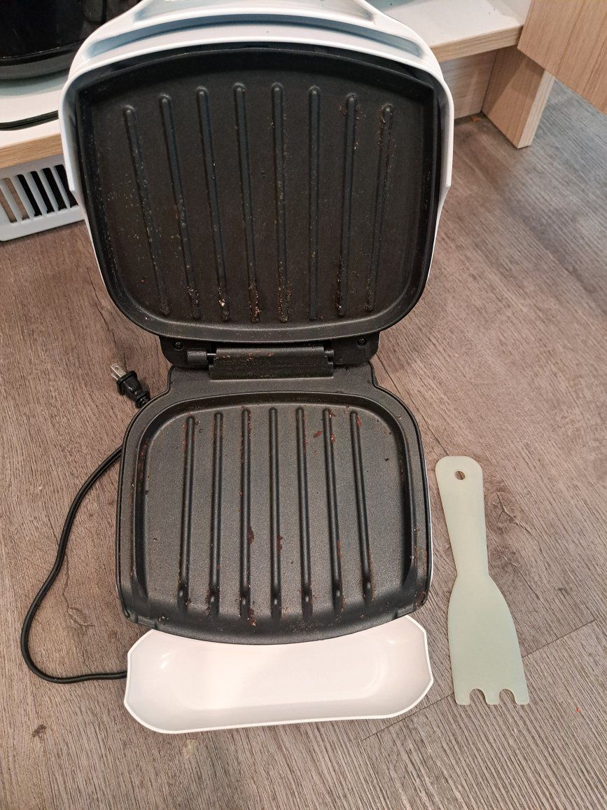 George Foreman Lean Mean Fat-Reducing Grilling Machine - Compact Round Grill with Drip Tray & Spatula