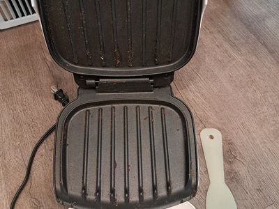 George Foreman Lean Mean Fat-Reducing Grilling Machine - Compact Round Grill with Drip Tray & Spatula