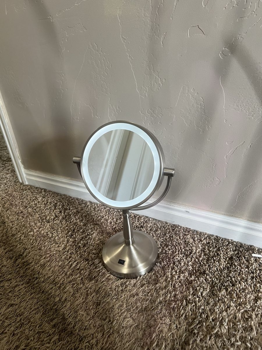 Double sided light up vanity mirror