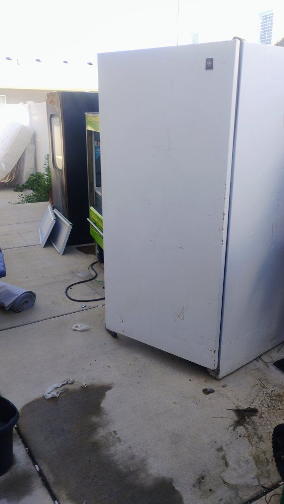 Commercial Beverage Display Cooler Refrigerator - Works, Needs Cleaning, White