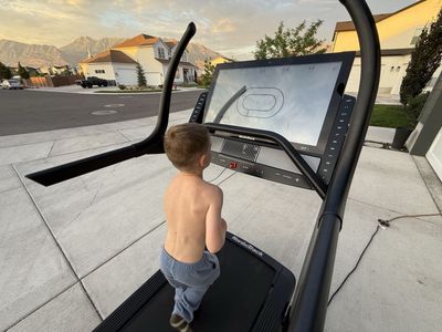 Track X32i 40% Incline Trainer – HUGE 32” Touchscreen – Read Description