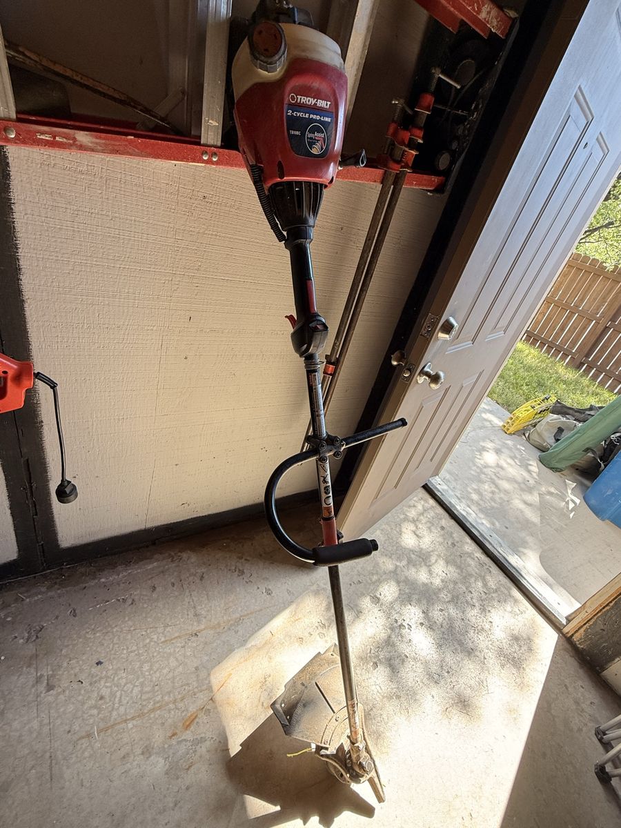 Troy-Bilt 2-Cycle Pro-Line Trimmer/Edger with SpeedSpool Head - Good Condition