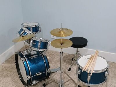 Donner 5 piece kids drum set.