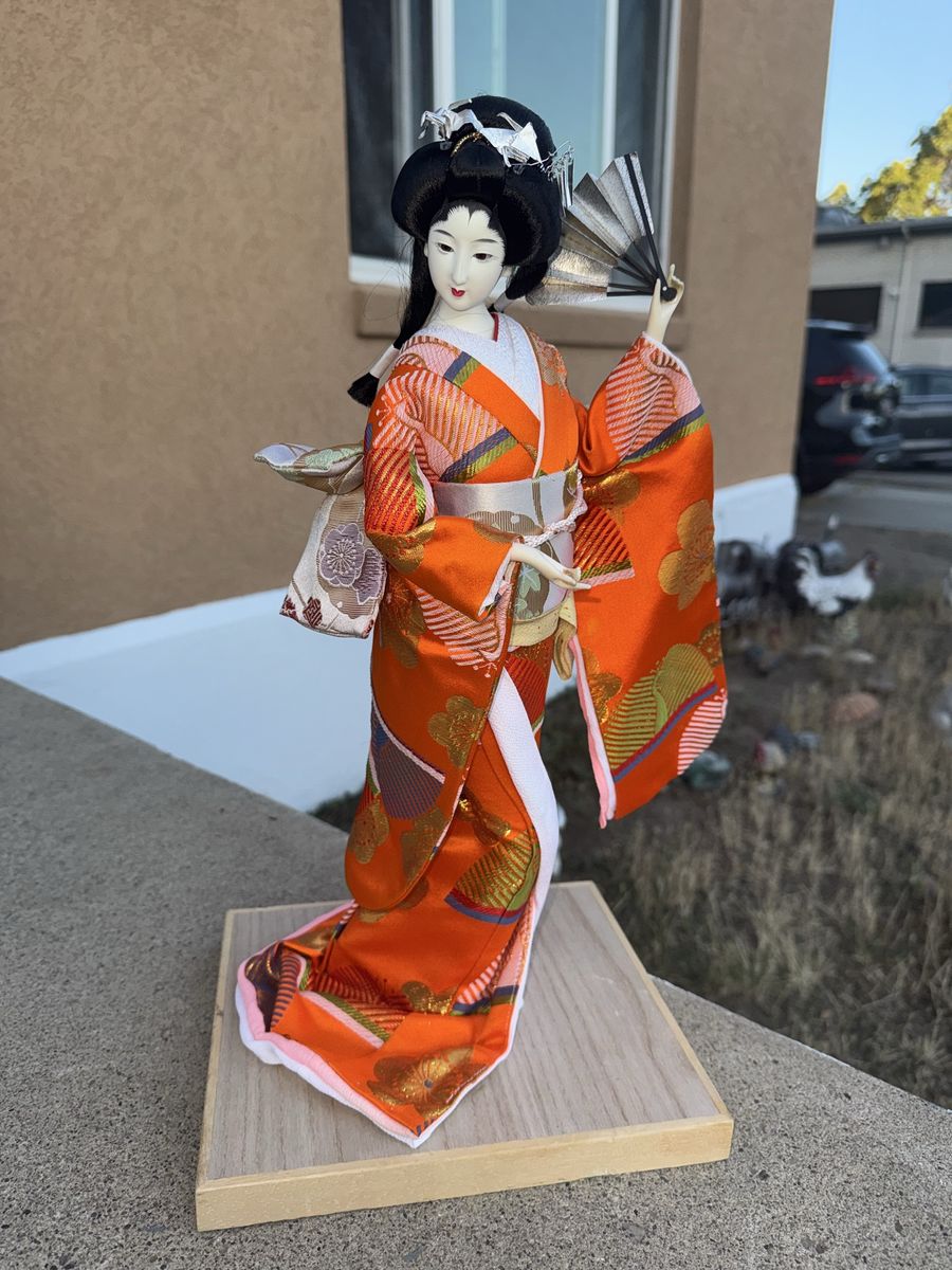 Beautiful geisha doll 19” Tall