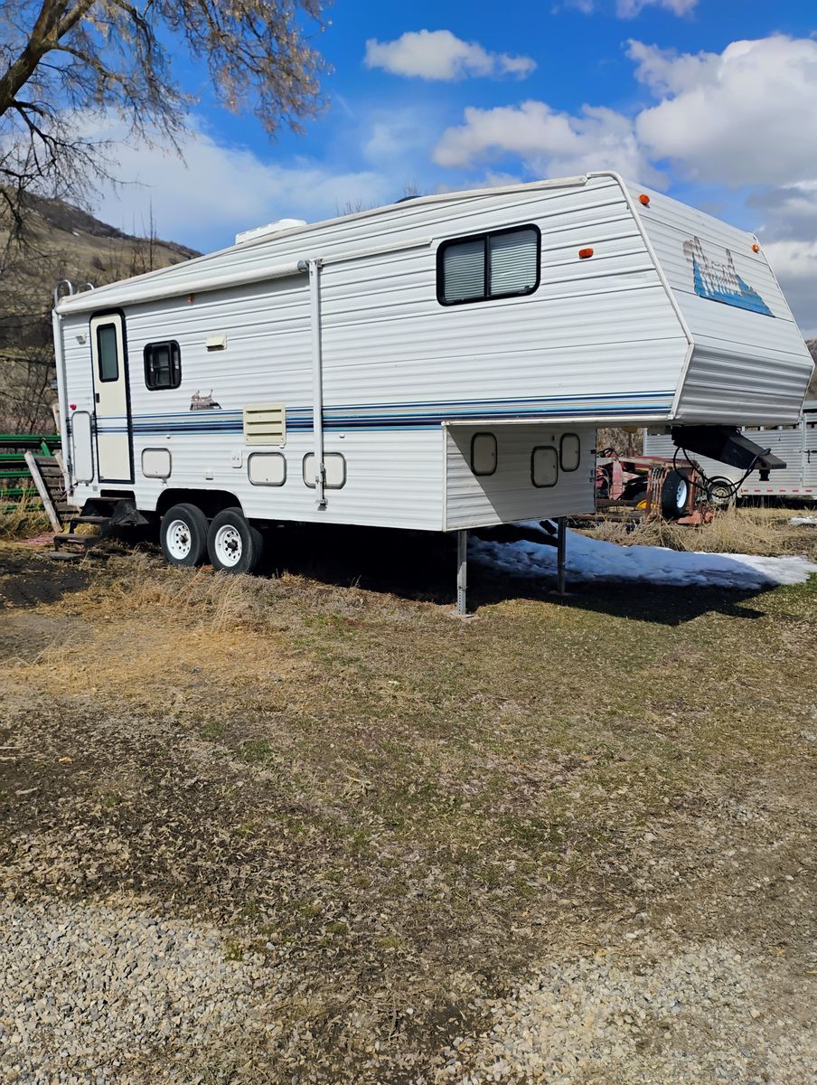 1999 Skyline Nomad 5th wheel trailer