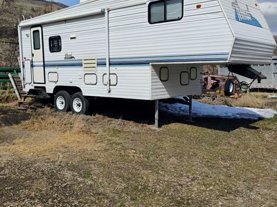 1999 Skyline Nomad 5th wheel trailer