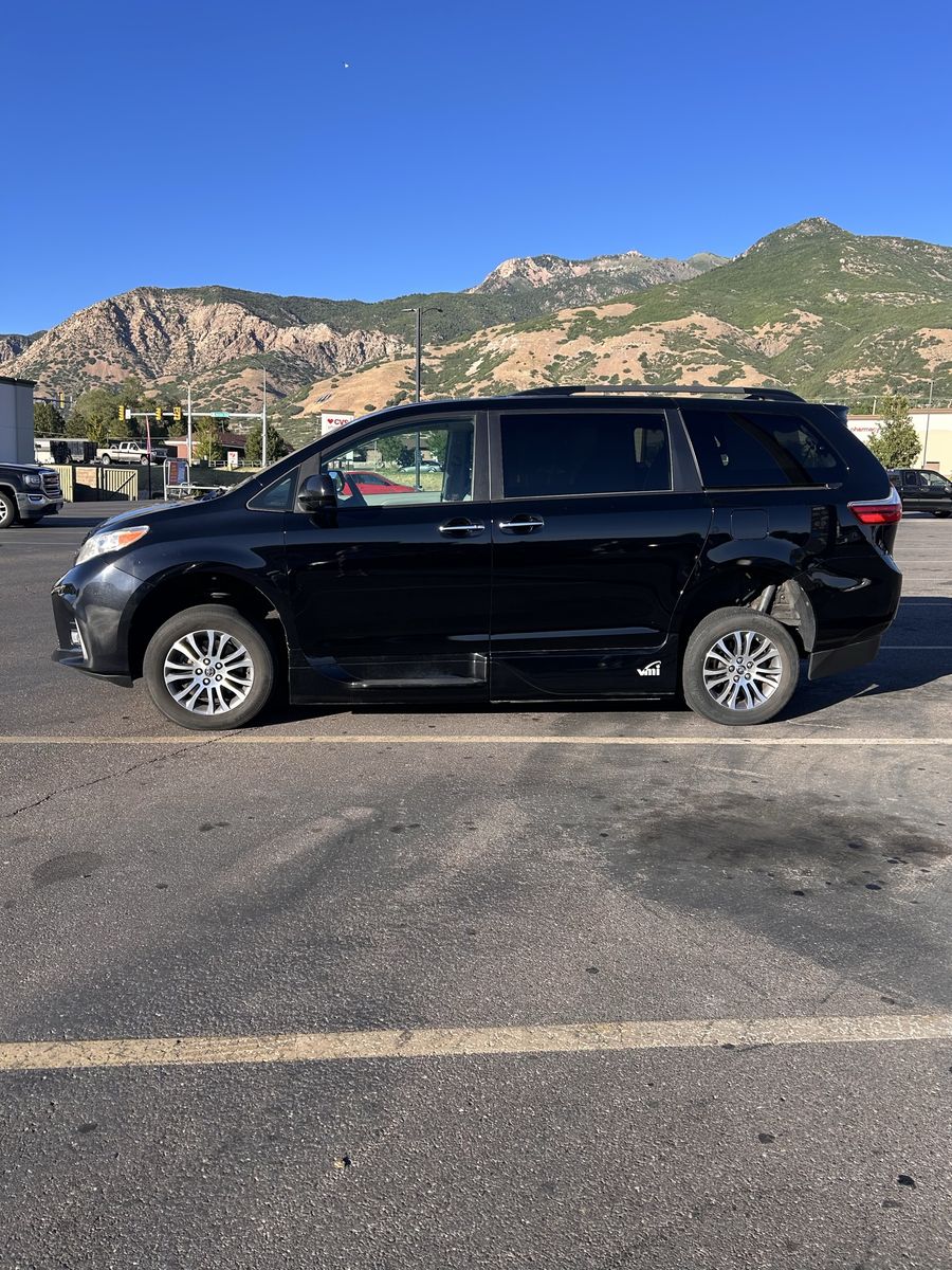 2018 Toyota Sienna XLE Mobility 7-Passenger