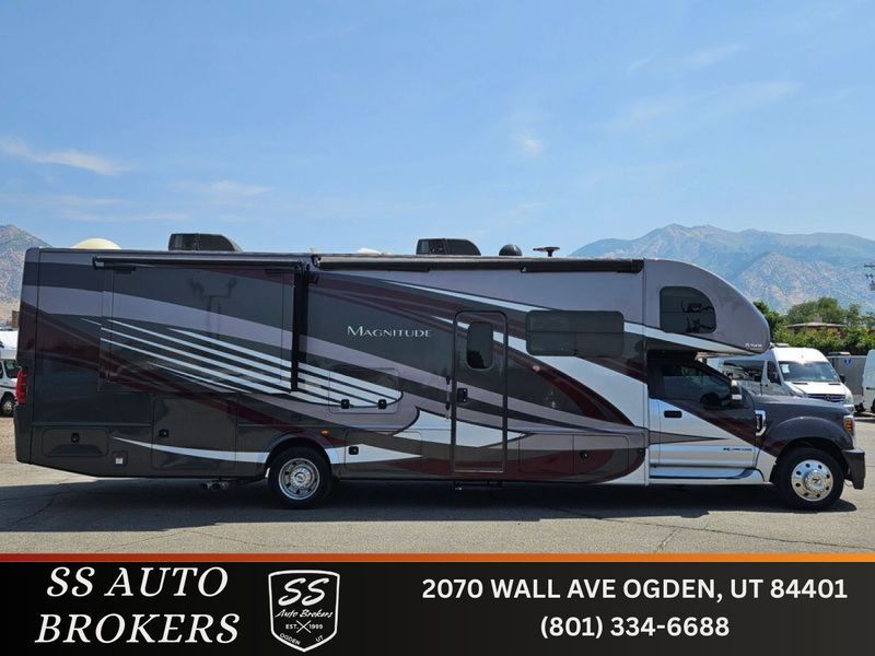 2019 Thor Motor Coach Magnitude