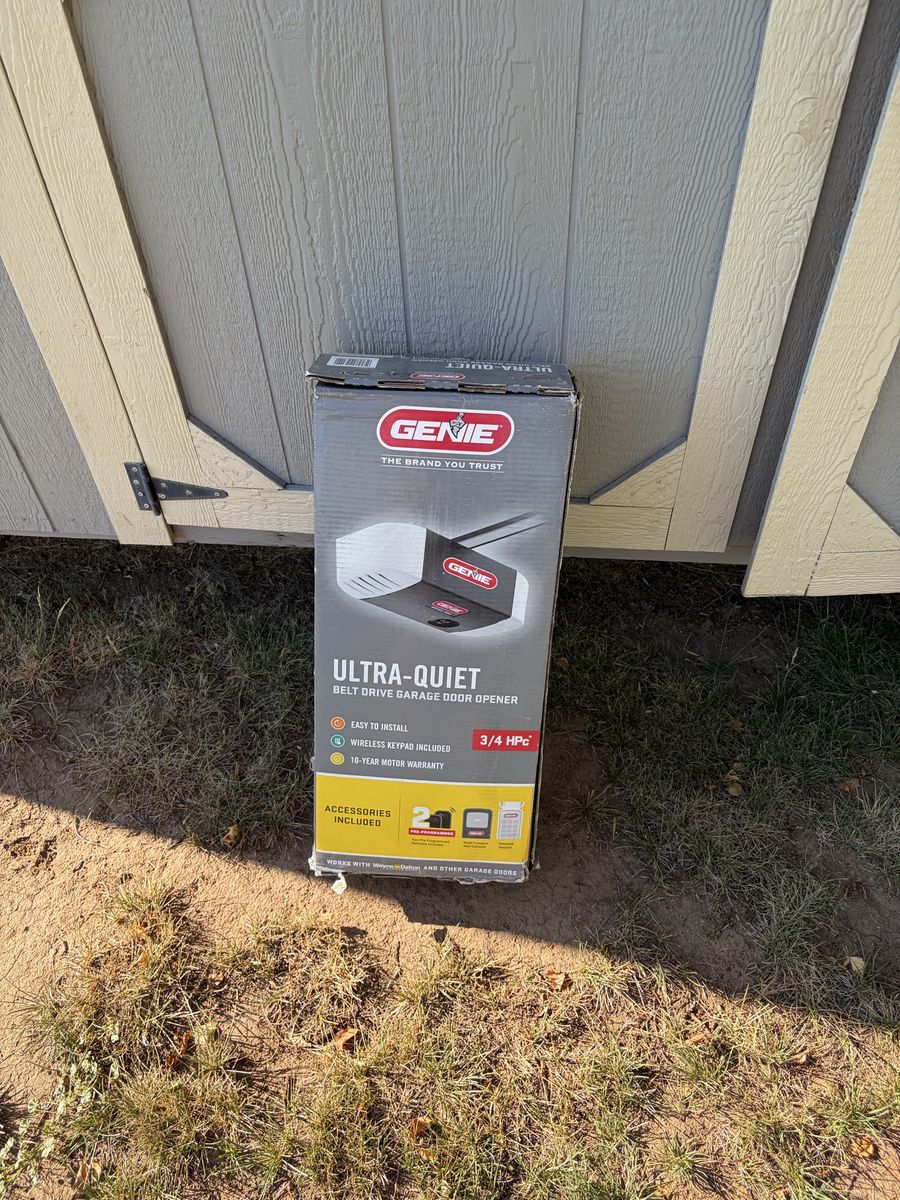 Genie Ultra-Quiet 3/4 HPc Belt Drive Garage Door Opener with Keypad & Remotes